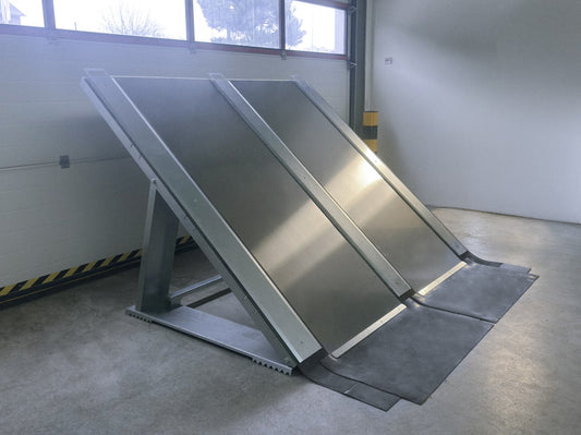 modulärt översvämningsskydd
FLOM 1300 mobilt översvämningsskydd modulärt översvämningsskydd vattenflödesstyrning dämma upp avleda vattenflöden översvämningsskydd skyfallsskydd kommuner räddningstjänst industriområden lager snabb insats hög kapacitet maximal vattenhöjd 1300 mm barriärbredd 1200 mm modulavstånd 960 mm ingen permanent underkonstruktion återanvändbart översvämningsskydd asfalt grus gräs vattenunderlag transportabel barriär zinkblech aluminiumlegering FLOM H1300 flexibel mobil hög vattenkapaci