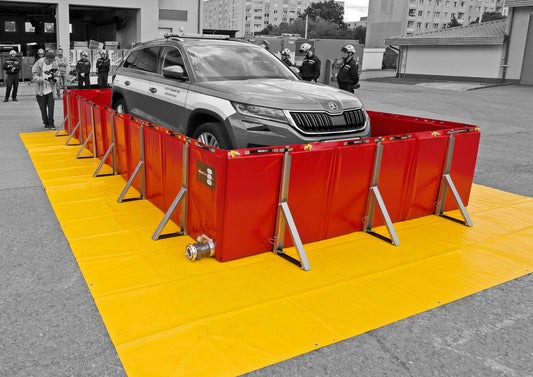 ECCOTARP hopfällbar karantäncontainer elbil elbilskylning hybridbil quenching släckning vattenkylning batteriskydd termisk urladdning prevention hopfällbar design kompakt transport snabb montering 5 minuter enkel hantering vikbar sida fordonspåkörning kemikalieresistent självsläckande material PES PVC 900 g/m² dräneringshål B75 kulkventil standardtillbehör skyddsmatta innerpad galvanized sidostöd temperatur -30°C till +70°C standardmått 6000x3000x850 mm volym 14400 liter skräddarsydda dimensioner EV vrakför