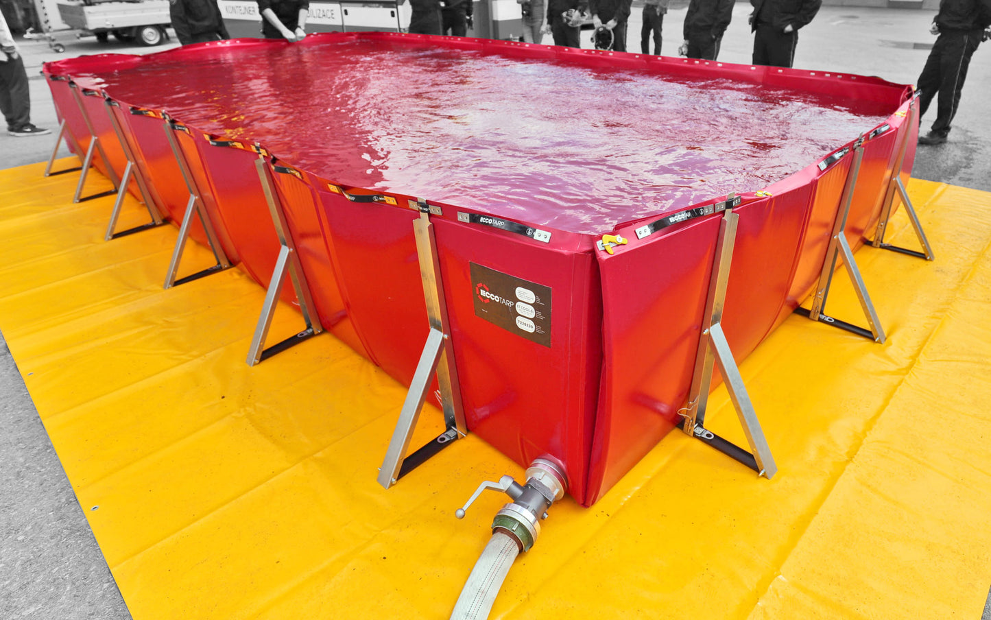 ECCOTARP hopfällbar karantäncontainer elbil elbilskylning hybridbil quenching släckning vattenkylning batteriskydd termisk urladdning prevention hopfällbar design kompakt transport snabb montering 5 minuter enkel hantering vikbar sida fordonspåkörning kemikalieresistent självsläckande material PES PVC 900 g/m² dräneringshål B75 kulkventil standardtillbehör skyddsmatta innerpad galvanized sidostöd temperatur -30°C till +70°C standardmått 6000x3000x850 mm volym 14400 liter skräddarsydda dimensioner EV vrakför