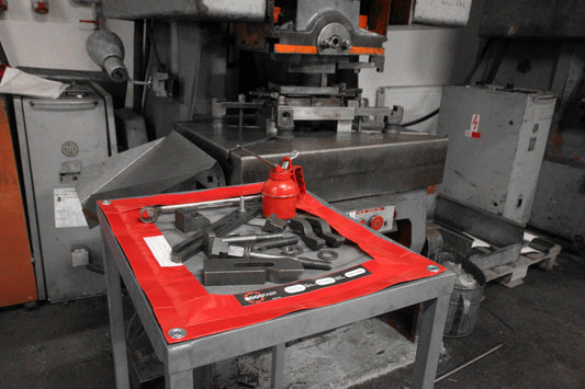 ECCOTARP hopfällbar droppuppsamlingsbricka utbytbart absorbentfoder ET 500 P ET 1000 P ET 1400 P dropptråg kemikalieresistent PVC PES PVC 680 g/m² skyddsgaller universal absorbentinsats hydrofob kemisk lining absorption 1-7 liter småläckage olja vatten farliga vätskor verkstad underhåll hängöglor transportpåse engångsabsorptionsinsatser slitstark oljebeständig ögla fastsättning vindskydd verktygsrengöring maskinläckage industriell spillhantering.