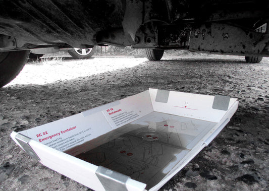 Emergency Containers ECCOTARP EC 01 EC 02 plattformsmobila hopfällbara uppsamlingsbehållare snabb insats olyckor läckage spill farliga vätskor tillfällig uppsamling korttidslagring kontaminerat avfall kemikalier oljeprodukter olycksplatser fordonsproblem industrilyft tre-lager polypropylen kemikalieresistent vattentät väderbeständig 600x400x120 mm EC 01 15 liter kapacitet 300x380x125 mm EC 02 3 liter hopfällbar transportstorlek verktygslös montering maximal belastning 10 kg EC 01 5 kg EC 02 temperatur -20°C