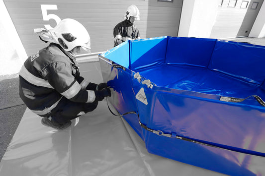 ECCOTARP hopfällbar uppsamlingsbehållare containment tank ET HX 1000 ET HX 2000 ET OCT 3000 ET OCT 5000 självstödjande tank nödfallstank 1000-5000 liter hexagon oktagon design snabb montering lättvikt sidohandtag periferibälte dräneringshål kulventil PES PVC textilförstärkning kemikalieresistent oljebeständig -30°C till +70°C skyddsmatta transportväska backupvattenreservoir farligavätskeuppsamling räddningstjänst industriell nödsituation akut spillhantering.