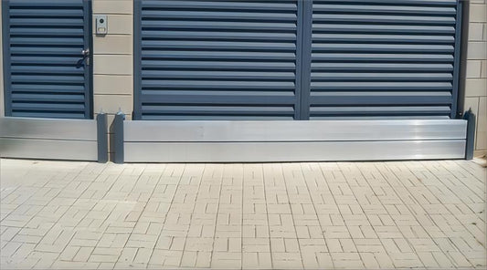 INOVA AL översvämningsskydd aluminiumbarriär lättviktigt översvämningsskydd robust mobilt översvämningsskydd skräddarsydd översvämningsbarriär certifierad 5 meter vattenpelare snabb montering översvämningsskydd privat uppfart industriell ingång linjär sträckor skydd mot skyfall hög motståndskraft låg vikt enpersonshantering aluminium och rostfritt stål lång livslängd demonterbar förvaring pall väggställ EPDM gummitätning mikroporös tröskeltätning ojämnheter 15 mm trycksättning tryckplattor flexibel översväm