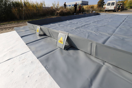 ECCOTARP stor yta hopfällbar pool heavy duty militärfordon tankskydd extra förstärkning skyddad botten robust hopfällbar pool mot hydraulolja bränsle smörjmedel kemikalier PES PVC 900 g/m² underhjulsskenor nonwoven skyddsmatta stark PVC-dyna temperatur -30°C till +70°C militär tankpool tungfordonskydd industriell uppsamlingspool hopfällbar reservoar hög belastning stapelbar transport kompakt förvaring underhållsfri kemikalieresistent vikbar pool stora ytor pansarfordon tvättstation nödfallsuppsamling.