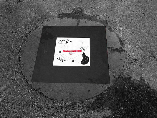 ECCOTARP Magnetic Drain Cover MDC magnetisk brunnlock MDC 01 MDC 02 MDC 03 MDC 04 kemikalieresistent avloppstäckning magnetfilm strontiumferrit klorinerad polyeten 510x510 mm 600x600 mm 1000x1000 mm 0.9 mm tjocklek 0.8-3.3 kg väderbeständig oljeprodukter utspädda syror baser -20°C till +80°C hydrostatic adhesion platt yta stål avlopp snabbinsats återanvändbar väggställ förvaring miljöskydd industriell sanering akut respons.