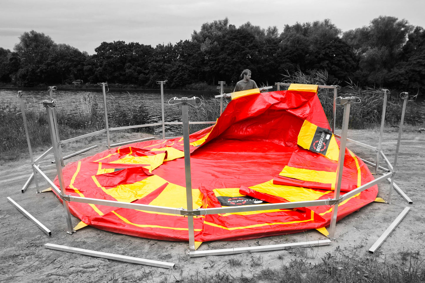 ECCOTARP högkapacitetstank hopfällbar struktur Folding Frame Tank snabbmontering låg vikt robust ram lättlegering rostfritt stål 5000-50000 liter bambi bucket helikopterbrandsläckning repumning svåråtkomliga platser PES PVC material kemikalieresistent oljebeständig -30°C till +70°C C52 fyllningsarmatur kulventil bottenuttag skyddsmatta max lutning 8% vertikala stöd bärande ben kompakt förpackning enkel hantering nödfallsvattenreservoir skogsbrand vattenförsörjning industriell uppsamling.