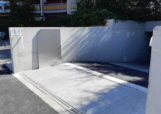 passiv översvämningsbarriär autonom översvämningsbarriär översvämningsskydd för hem vattenbarriär mot översvämning skydd mot vatteninträngning översvämningsbarriär utan el underhållsfritt översvämningsskydd automatisk översvämningsbarriär skydd mot extremt väder klimatanpassning fastighetsägare översvämningsskydd skydda hus och källare vattentät barriär för fastighet långsiktigt översvämningsskydd skydd av tillgångar vid översvämning passivt skyddssystem mot högvatten robust översvämningsbarriär säkert över