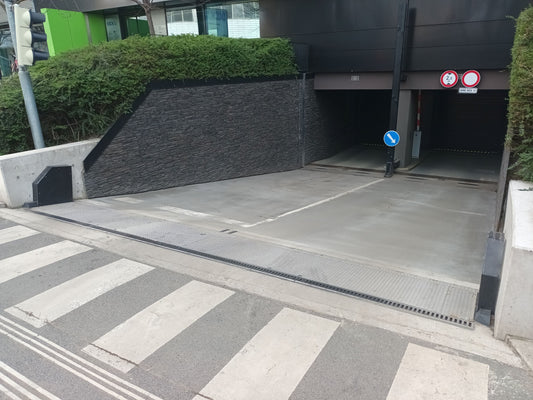 passiv översvämningsbarriär autonom översvämningsbarriär översvämningsskydd för hem vattenbarriär mot översvämning skydd mot vatteninträngning översvämningsbarriär utan el underhållsfritt översvämningsskydd automatisk översvämningsbarriär skydd mot extremt väder klimatanpassning fastighetsägare översvämningsskydd skydda hus och källare vattentät barriär för fastighet långsiktigt översvämningsskydd skydd av tillgångar vid översvämning passivt skyddssystem mot högvatten robust översvämningsbarriär säkert över