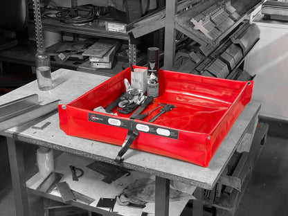 ECCOTARP hopfällbar flexibel utility tray FASTER kemikalieresistent uppsamlingstråg spilltråg verktygsunderlägg rullbar hopfällbar design PES PVC belagt tyg svetsade hörn polypropylenförstärkningar solida segmenterade kanter segmentformning trånga utrymmen transportrem klämma hörnögla hängning temperatur -30°C till +70°C inomhus utomhus syror baser petroleumprodukter verkstad underhåll rengöring verktyg maskindelar korttidslagring dunkar fat kontaminerade delar industriell säkerhet skräddarsydda mått ET F 4