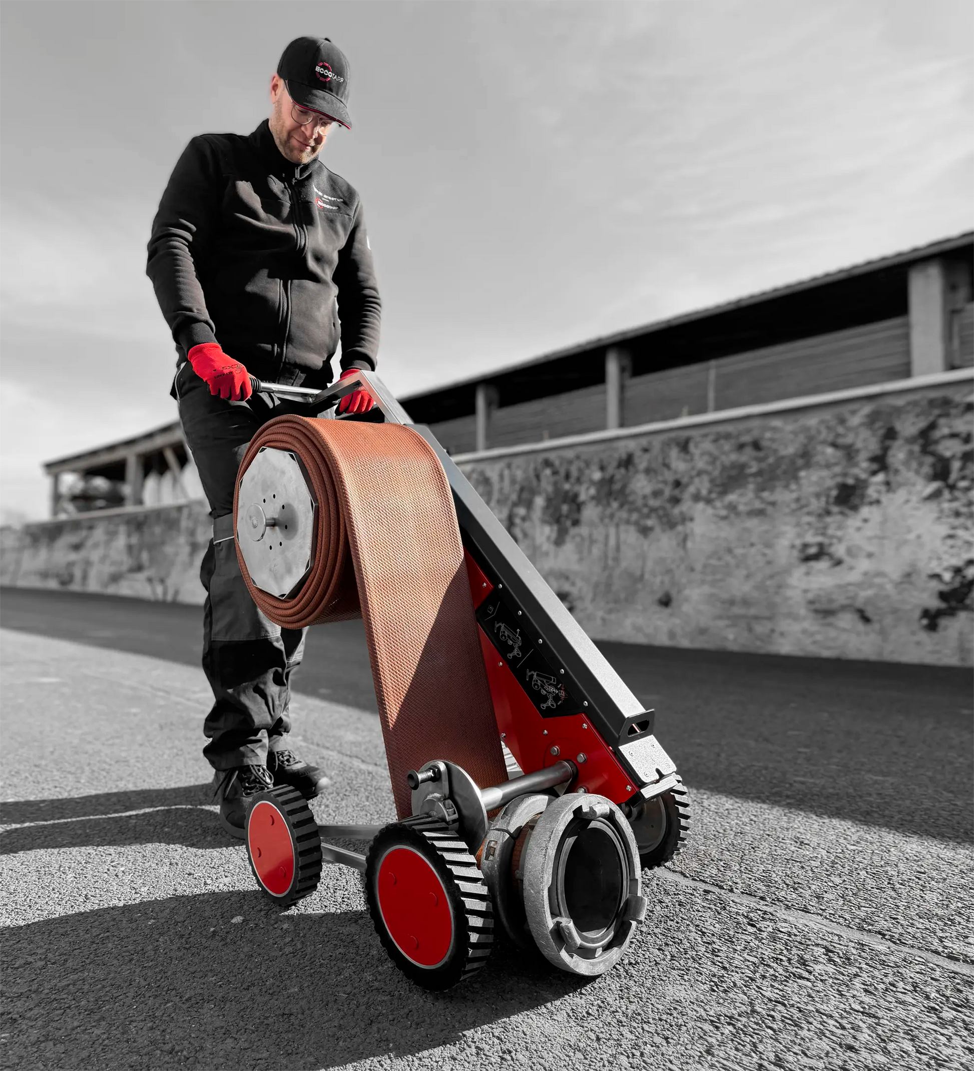 ECCOTARP ET-Roller 7 elektrisk slangrulle brandslangrulle hopfällbar 4-hjulig chassi Milwaukee M18 batteridrift 36V robust stålram högtrycksslange upp till 6 tum A B C D slangtyper 1 meter per sekund vikning DRUM bärare FORK bärare quick-release bytesystem teleskopiskt handtag backfunktion vattenavloppning säkerhetsgräns mjukstart omedelbart stopp vibrationssäker dammtät vattentät industrihjul slitagebeständig ytbehandling pulverlackerad galvaniserad nödfallshantering räddningstjänst träning kompakt transpo