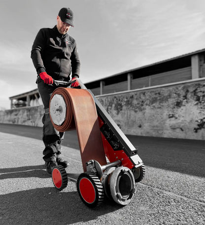 ECCOTARP ET-Roller 7 elektrisk slangrulle brandslangrulle hopfällbar 4-hjulig chassi Milwaukee M18 batteridrift 36V robust stålram högtrycksslange upp till 6 tum A B C D slangtyper 1 meter per sekund vikning DRUM bärare FORK bärare quick-release bytesystem teleskopiskt handtag backfunktion vattenavloppning säkerhetsgräns mjukstart omedelbart stopp vibrationssäker dammtät vattentät industrihjul slitagebeständig ytbehandling pulverlackerad galvaniserad nödfallshantering räddningstjänst träning kompakt transpo