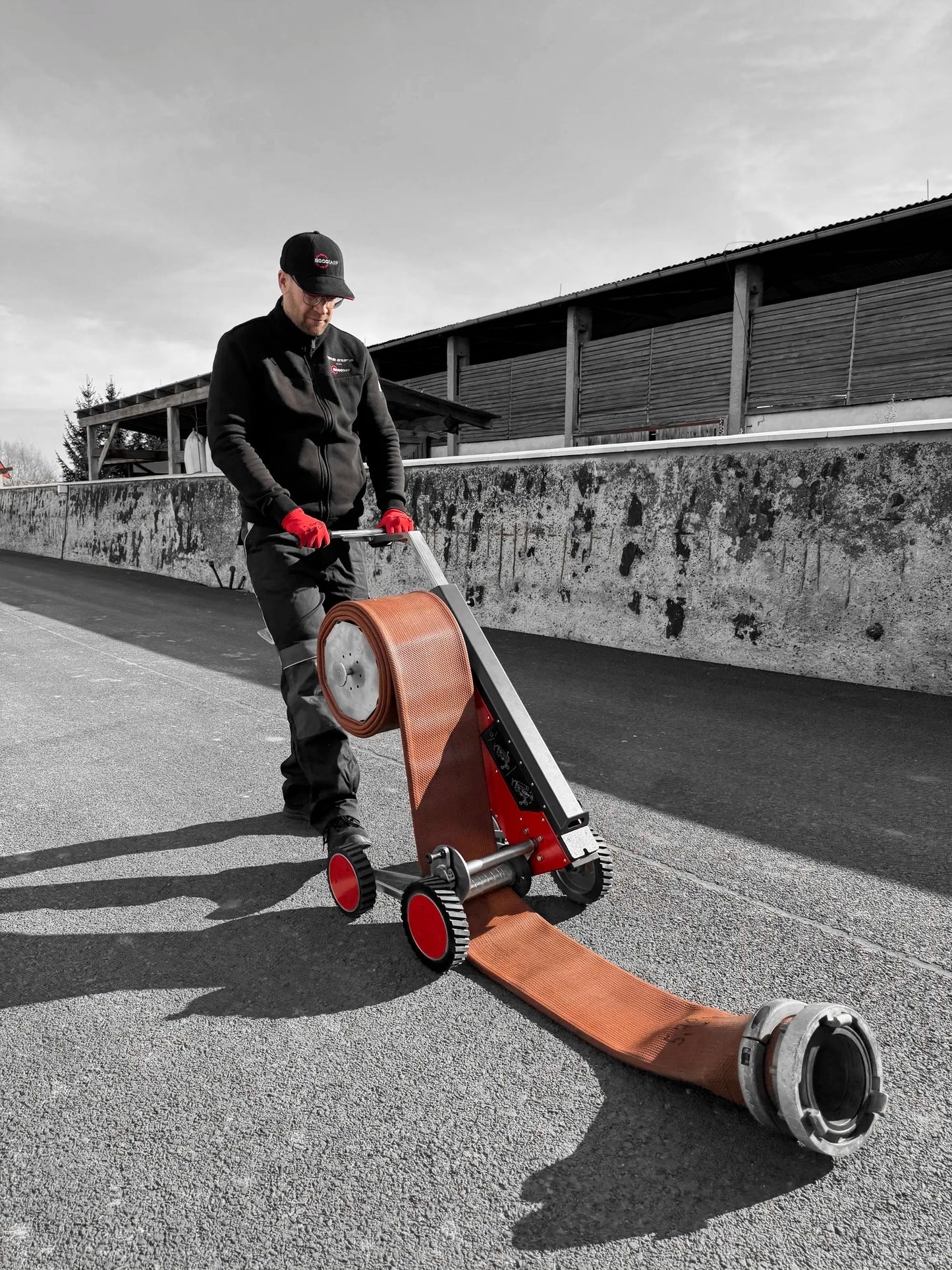 ECCOTARP ET-Roller 7 elektrisk slangrulle brandslangrulle hopfällbar 4-hjulig chassi Milwaukee M18 batteridrift 36V robust stålram högtrycksslange upp till 6 tum A B C D slangtyper 1 meter per sekund vikning DRUM bärare FORK bärare quick-release bytesystem teleskopiskt handtag backfunktion vattenavloppning säkerhetsgräns mjukstart omedelbart stopp vibrationssäker dammtät vattentät industrihjul slitagebeständig ytbehandling pulverlackerad galvaniserad nödfallshantering räddningstjänst träning kompakt transpo