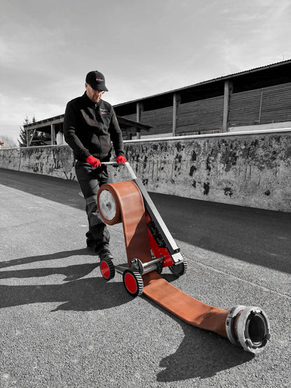 ECCOTARP ET-Roller 7 elektrisk slangrulle brandslangrulle hopfällbar 4-hjulig chassi Milwaukee M18 batteridrift 36V robust stålram högtrycksslange upp till 6 tum A B C D slangtyper 1 meter per sekund vikning DRUM bärare FORK bärare quick-release bytesystem teleskopiskt handtag backfunktion vattenavloppning säkerhetsgräns mjukstart omedelbart stopp vibrationssäker dammtät vattentät industrihjul slitagebeständig ytbehandling pulverlackerad galvaniserad nödfallshantering räddningstjänst träning kompakt transpo