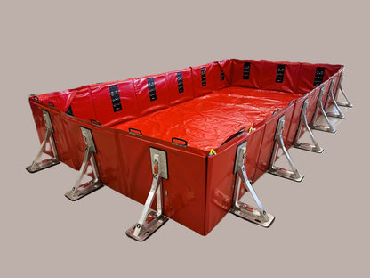 ECCOTARP hopfällbar karantäncontainer elbil elbilskylning hybridbil quenching släckning vattenkylning batteriskydd termisk urladdning prevention hopfällbar design kompakt transport snabb montering 5 minuter enkel hantering vikbar sida fordonspåkörning kemikalieresistent självsläckande material PES PVC 900 g/m² dräneringshål B75 kulkventil standardtillbehör skyddsmatta innerpad galvanized sidostöd temperatur -30°C till +70°C standardmått 6000x3000x850 mm volym 14400 liter skräddarsydda dimensioner EV vrakför