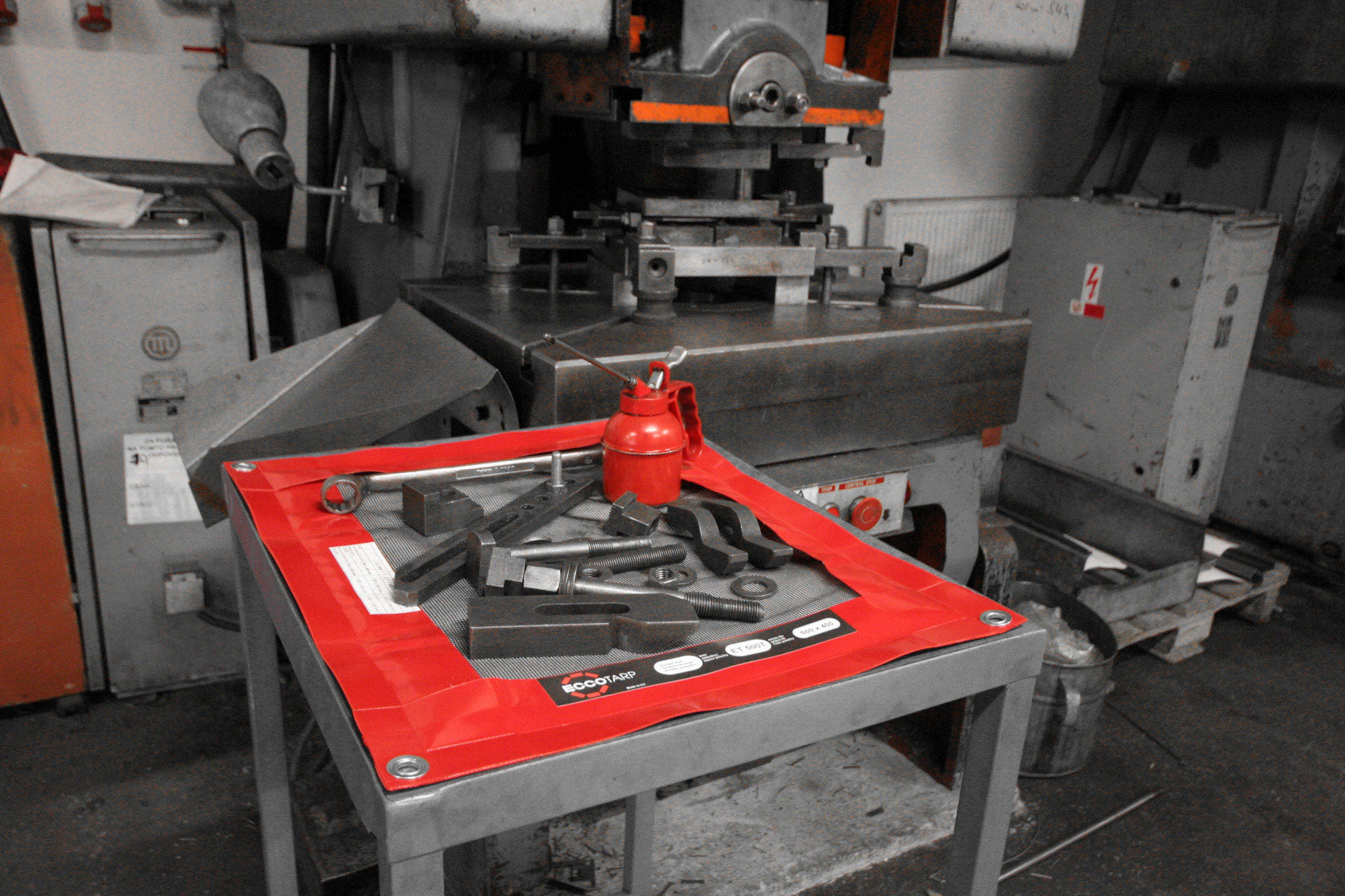 ECCOTARP hopfällbar droppuppsamlingsbricka utbytbart absorbentfoder ET 500 P ET 1000 P ET 1400 P dropptråg kemikalieresistent PVC PES PVC 680 g/m² skyddsgaller universal absorbentinsats hydrofob kemisk lining absorption 1-7 liter småläckage olja vatten farliga vätskor verkstad underhåll hängöglor transportpåse engångsabsorptionsinsatser slitstark oljebeständig ögla fastsättning vindskydd verktygsrengöring maskinläckage industriell spillhantering.

