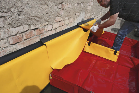 ECCOTARP fasaddräneringsslot modulär fasaddränering fasadavloppssystem väggdräneringsskena effektiv vätskehantering vertikala ytor förorenat vatten kemikalier vätskor brandkår byggnation skogsbruk utan mursskador gummiskumprofil tätning vägg plastbelagd duk vätskeavledning retention bund ET CARGO snabbtillgänglig bärbar monolitisk montering obegränsad längd industriell fasadsäkerhet renoveringsdränering byggskydd miljösäkerhet spillavledning fasadrenovering. [eccotarp](https://www.eccotarp.com/en/products/f