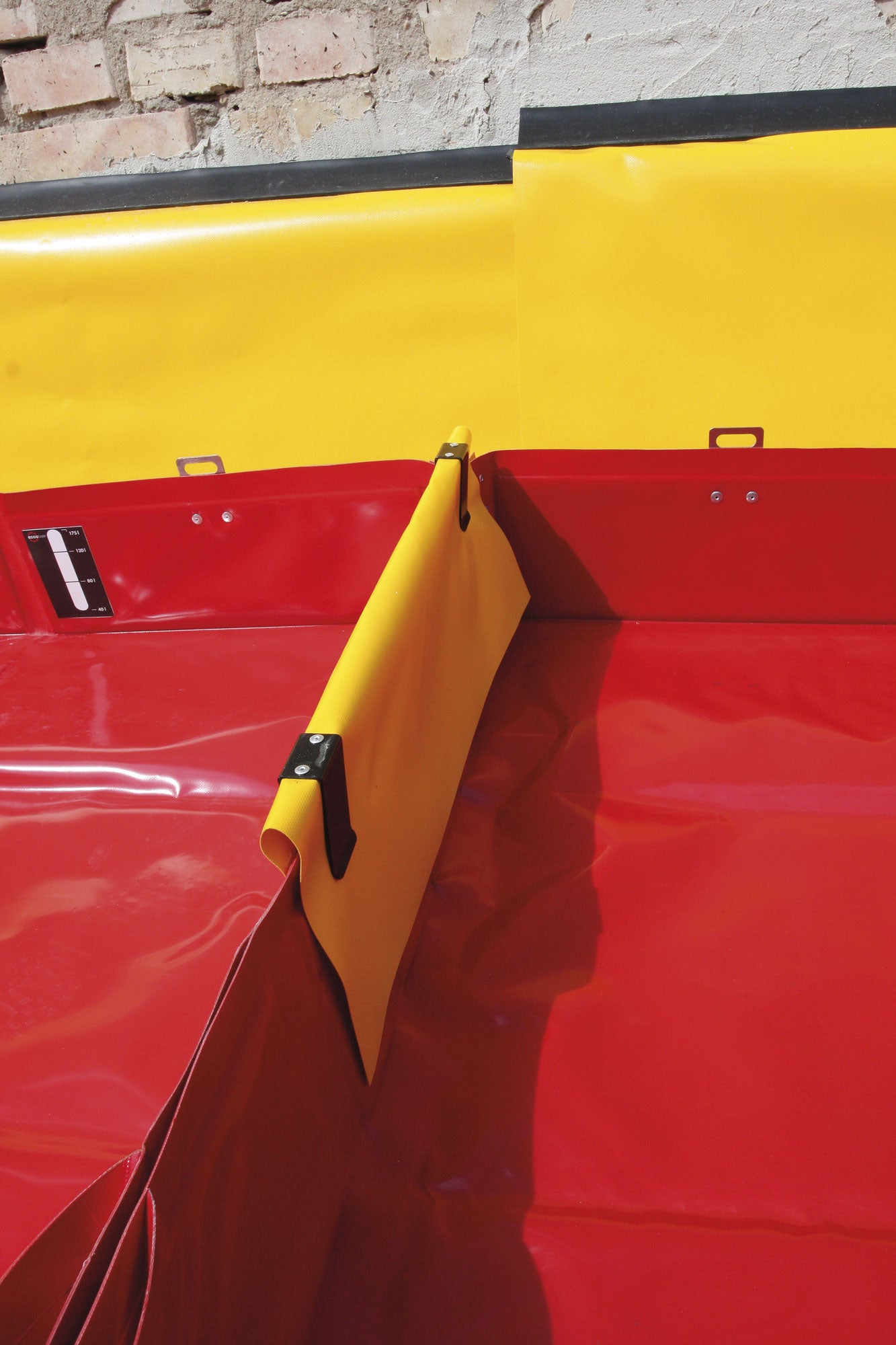 ECCOTARP fasaddräneringsslot modulär fasaddränering fasadavloppssystem väggdräneringsskena effektiv vätskehantering vertikala ytor förorenat vatten kemikalier vätskor brandkår byggnation skogsbruk utan mursskador gummiskumprofil tätning vägg plastbelagd duk vätskeavledning retention bund ET CARGO snabbtillgänglig bärbar monolitisk montering obegränsad längd industriell fasadsäkerhet renoveringsdränering byggskydd miljösäkerhet spillavledning fasadrenovering. [eccotarp](https://www.eccotarp.com/en/products/f