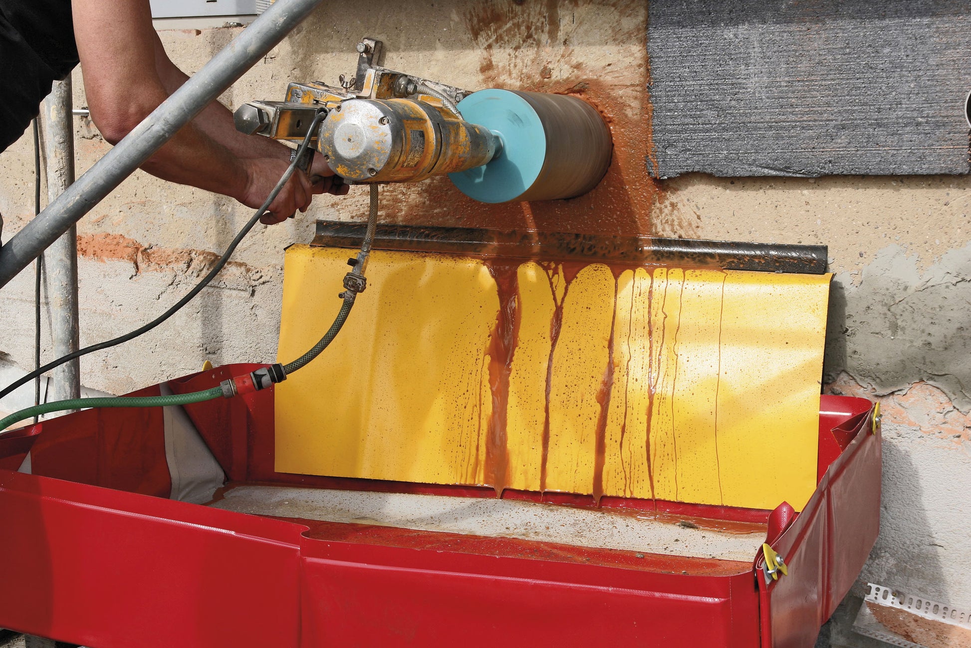 ECCOTARP fasaddräneringsslot modulär fasaddränering fasadavloppssystem väggdräneringsskena effektiv vätskehantering vertikala ytor förorenat vatten kemikalier vätskor brandkår byggnation skogsbruk utan mursskador gummiskumprofil tätning vägg plastbelagd duk vätskeavledning retention bund ET CARGO snabbtillgänglig bärbar monolitisk montering obegränsad längd industriell fasadsäkerhet renoveringsdränering byggskydd miljösäkerhet spillavledning fasadrenovering. [eccotarp](https://www.eccotarp.com/en/products/f