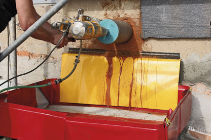 ECCOTARP fasaddräneringsslot modulär fasaddränering fasadavloppssystem väggdräneringsskena effektiv vätskehantering vertikala ytor förorenat vatten kemikalier vätskor brandkår byggnation skogsbruk utan mursskador gummiskumprofil tätning vägg plastbelagd duk vätskeavledning retention bund ET CARGO snabbtillgänglig bärbar monolitisk montering obegränsad längd industriell fasadsäkerhet renoveringsdränering byggskydd miljösäkerhet spillavledning fasadrenovering. [eccotarp](https://www.eccotarp.com/en/products/f