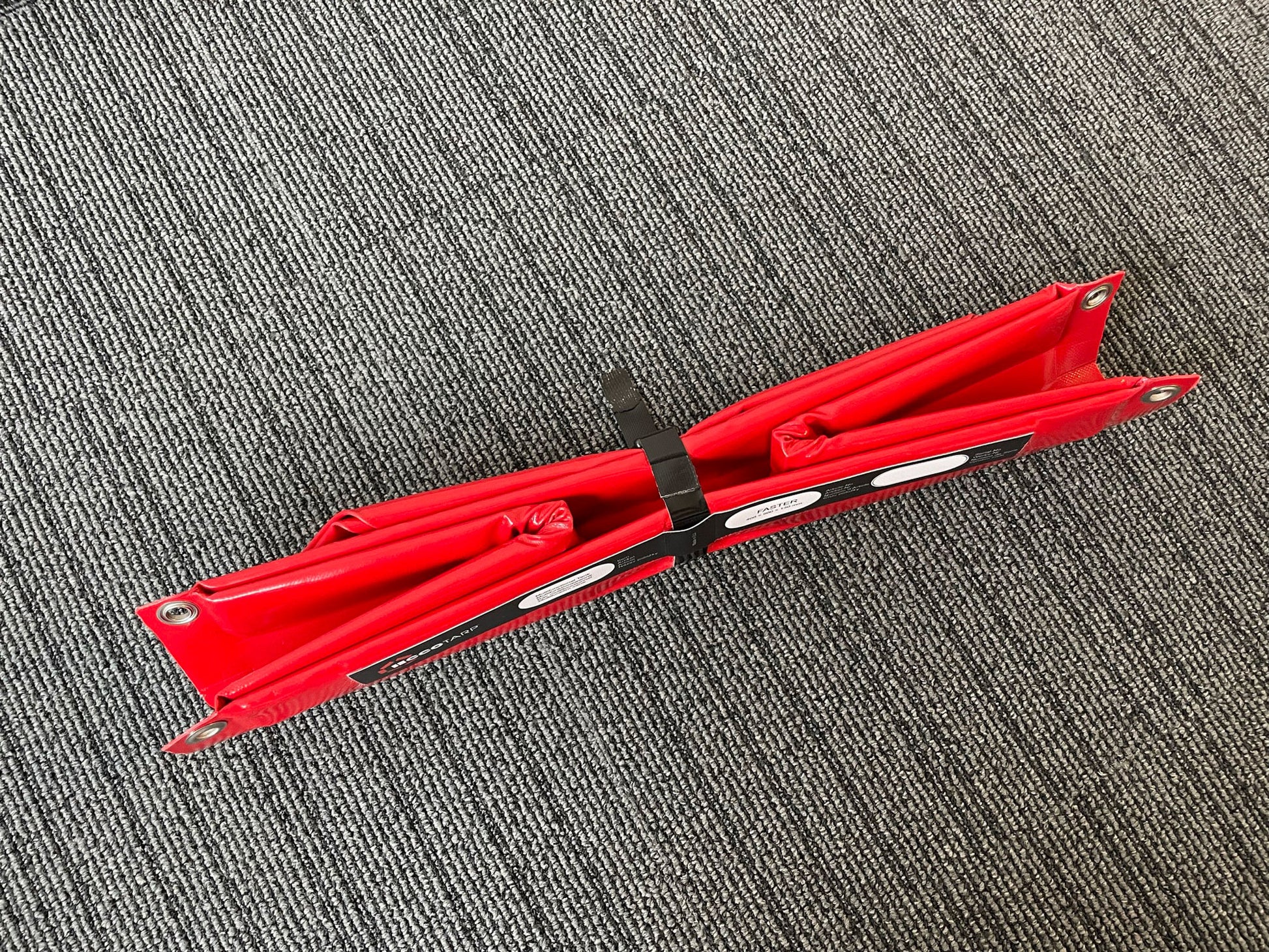 ECCOTARP hopfällbar flexibel utility tray FASTER kemikalieresistent uppsamlingstråg spilltråg verktygsunderlägg rullbar hopfällbar design PES PVC belagt tyg svetsade hörn polypropylenförstärkningar solida segmenterade kanter segmentformning trånga utrymmen transportrem klämma hörnögla hängning temperatur -30°C till +70°C inomhus utomhus syror baser petroleumprodukter verkstad underhåll rengöring verktyg maskindelar korttidslagring dunkar fat kontaminerade delar industriell säkerhet skräddarsydda mått ET F 4