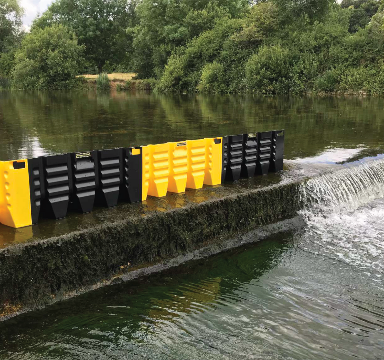 FloodFence™ – Modulart oversvamningsstaket FloodFence manuellt översvämningsskydd snabbt uppbyggbart översvämningsskydd vattenavledning skyfallsskydd stoppa inkommande vatten individuella delar raka sektioner hörn vägganslutningar verktygslös montering vattentryckslåsning marktätning modulärt översvämningssystem ABS plast lättviktigt kompakt förvaring 450 mm höjd 1000 mm bredd 910 mm effektiv längd 4 kg per enhet ABS-material hållbart väderbeständigt snabb deployment 200 meter per timme stapelbar förvaring 