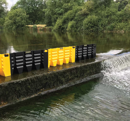 FloodFence™ – Modulart oversvamningsstaket FloodFence manuellt översvämningsskydd snabbt uppbyggbart översvämningsskydd vattenavledning skyfallsskydd stoppa inkommande vatten individuella delar raka sektioner hörn vägganslutningar verktygslös montering vattentryckslåsning marktätning modulärt översvämningssystem ABS plast lättviktigt kompakt förvaring 450 mm höjd 1000 mm bredd 910 mm effektiv längd 4 kg per enhet ABS-material hållbart väderbeständigt snabb deployment 200 meter per timme stapelbar förvaring 