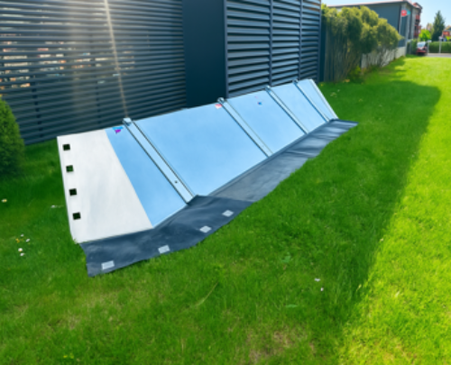 FLOOM 500 mobilt översvämningsskydd vattenflödesstyrning tidvattenavledning översvämningsskydd kraftigt regn ingen underjordisk struktur lätt transporterbar olika terräng kostnadseffektiv lösning engångsinvestering återanvändbar ingen ekologisk avfallshantering sandsäcksersättning låg förvaringskostnad fot och stående ben stabilitet terränganpassning modulär vattenbarriär kommuner räddningstjänst industri lager hög kapacitet snabb insats maximal vattenhöjd 500 mm barriä