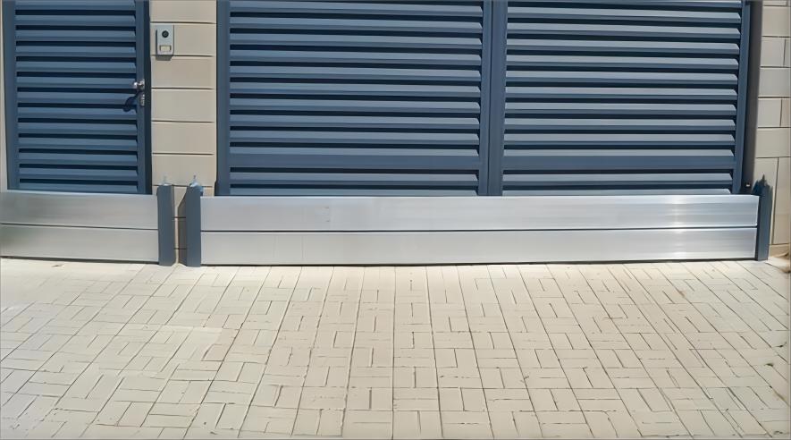 INOVA AL mobil översvämningsbarriär monterad framför dörr och garageport.