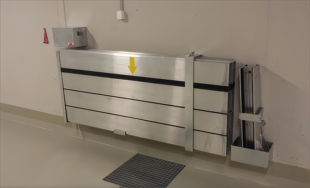 Platsbesparande förvaring av översvämningsskydd på väggställ.