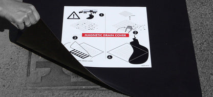 ECCOTARP Magnetic Drain Cover MDC magnetisk brunnlock MDC 01 MDC 02 MDC 03 MDC 04 kemikalieresistent avloppstäckning magnetfilm strontiumferrit klorinerad polyeten 510x510 mm 600x600 mm 1000x1000 mm 0.9 mm tjocklek 0.8-3.3 kg väderbeständig oljeprodukter utspädda syror baser -20°C till +80°C hydrostatic adhesion platt yta stål avlopp snabbinsats återanvändbar väggställ förvaring miljöskydd industriell sanering akut respons.

