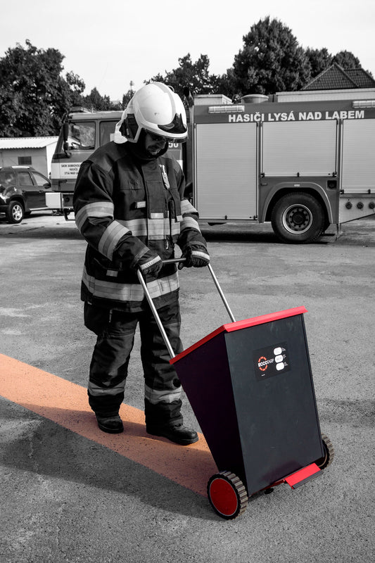 ECCOTARP metal sorbent dispenser cart SDC-05 metall sorbentvagn pulverabsorbent dispenservagn oljeprodukt läckage kemikalieläckage pulverströare industriell spillhantering justerbart handtag 750-1300 mm regnsäker metallkonstruktion rostfritt stål industriella lagerhylsor vibrationslössning rotationsskopa jämn spridning regnig väderskydd förstärkta stressområden slitstark ytfinish hjul 180 mm maxvolym 65 liter packstorlek 600x430x780 mm tomvikt 22 kg brandkår transport logistik industri akut respons.