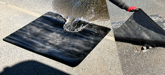 ECCOTARP Nitrile Drain Cover NDC nitrilbrunnlock kemikalieresistent avloppstäckning NDC 100 NDC 120 nitrilgummi 1000x1000x2 mm 1200x1200 mm -20 till +70°C 4 kg återanvändbar snabbinsats farliga vätskor läckageskydd brandkår industriell sanering enkel underhåll robust tätning hydrostatic adhesion stål galler plast avlopp horisontell ristning miljöskydd akut respons.

