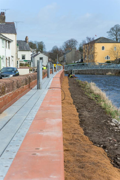passiv betongkassetten SCFB betongkassett för översvämningsbarriär gjutas på plats betongkassett valfri längd flytande väggar översvämningsbarriär byggs på plats ingen tung transport anpassade ritningar betongkassett vägledande stolpar riktning av barriär SCFB-barriärer kompatibel betongkassett Hyflo lösning platsgjuten betongkassett modulär översvämningsbarriär betongfundament för vattenbarriär skräddarsydd betongkassett översvämningsskydd betonglösning för barriärer anpassningsbar betongkassett för SCFB-s