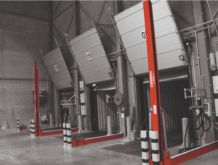 Automatiska släckvattenbarriärer Thomas Sys Tech FM Approved TÜV certifierad släckvattenbarriär brandsäker barriär kemikaliebeständig tätning PTFE PPA pulverlackerad RAL 3000 flammande röd korrosionsskydd elektropneumatisk styrning tryckluftslagring helautomatisk aktivering brandlarm potentialfri brytarkontakt optisk indikering grön röd akustisk varning nöddrift nödtillbrygga sänkta försäkringspremier FM Global VdS certifierad industriell barriär farligt gods lager logistikcenter lastkaj produktionsanläggni