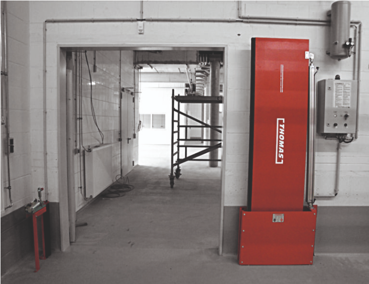 Automatiska släckvattenbarriärer Thomas Sys Tech FM Approved TÜV certifierad släckvattenbarriär brandsäker barriär kemikaliebeständig tätning PTFE PPA pulverlackerad RAL 3000 flammande röd korrosionsskydd elektropneumatisk styrning tryckluftslagring helautomatisk aktivering brandlarm potentialfri brytarkontakt optisk indikering grön röd akustisk varning nöddrift nödtillbrygga sänkta försäkringspremier FM Global VdS certifierad industriell barriär farligt gods lager logistikcenter lastkaj produktionsanläggni