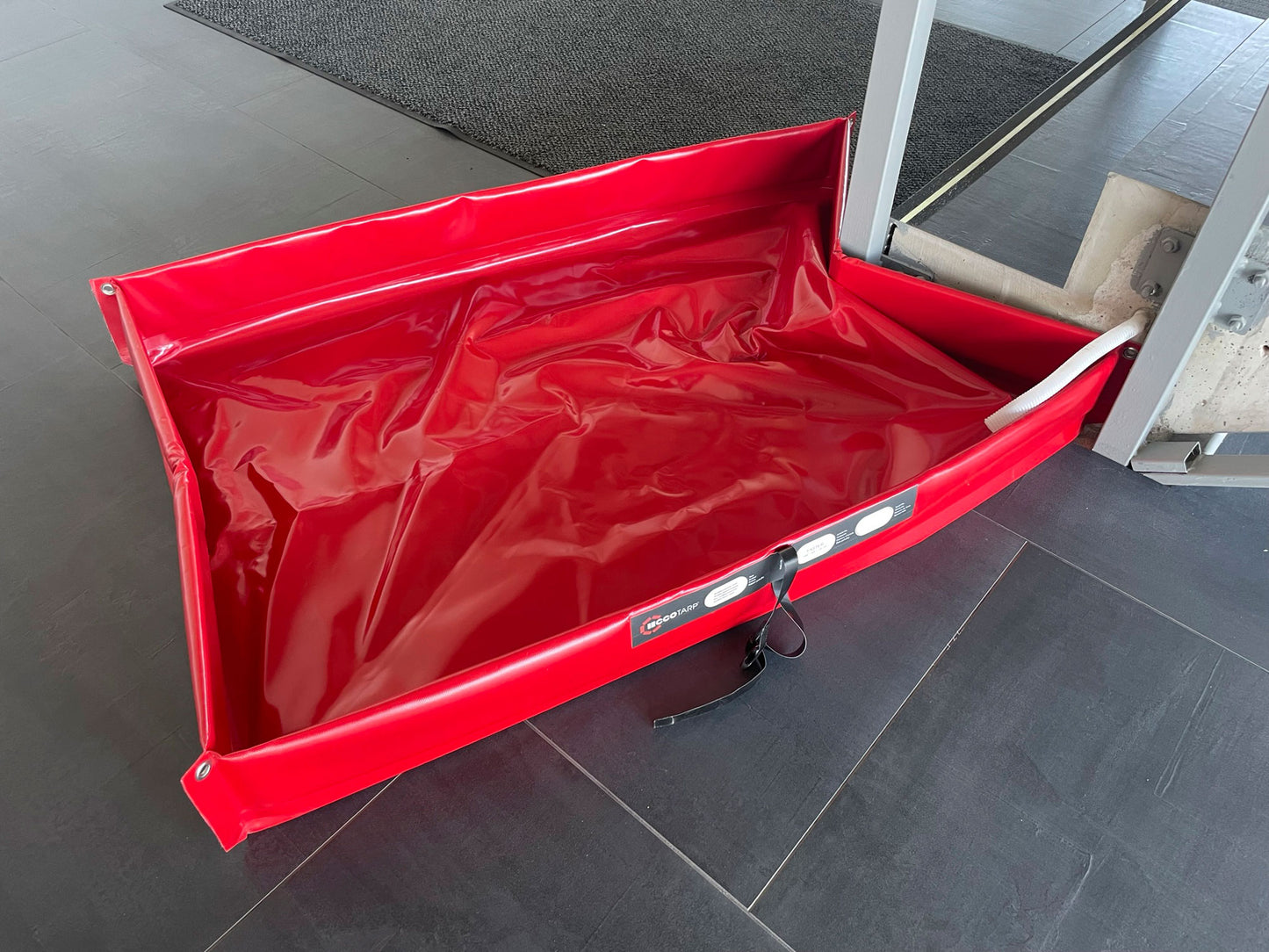 ECCOTARP hopfällbar flexibel utility tray FASTER kemikalieresistent uppsamlingstråg spilltråg verktygsunderlägg rullbar hopfällbar design PES PVC belagt tyg svetsade hörn polypropylenförstärkningar solida segmenterade kanter segmentformning trånga utrymmen transportrem klämma hörnögla hängning temperatur -30°C till +70°C inomhus utomhus syror baser petroleumprodukter verkstad underhåll rengöring verktyg maskindelar korttidslagring dunkar fat kontaminerade delar industriell säkerhet skräddarsydda mått ET F 4