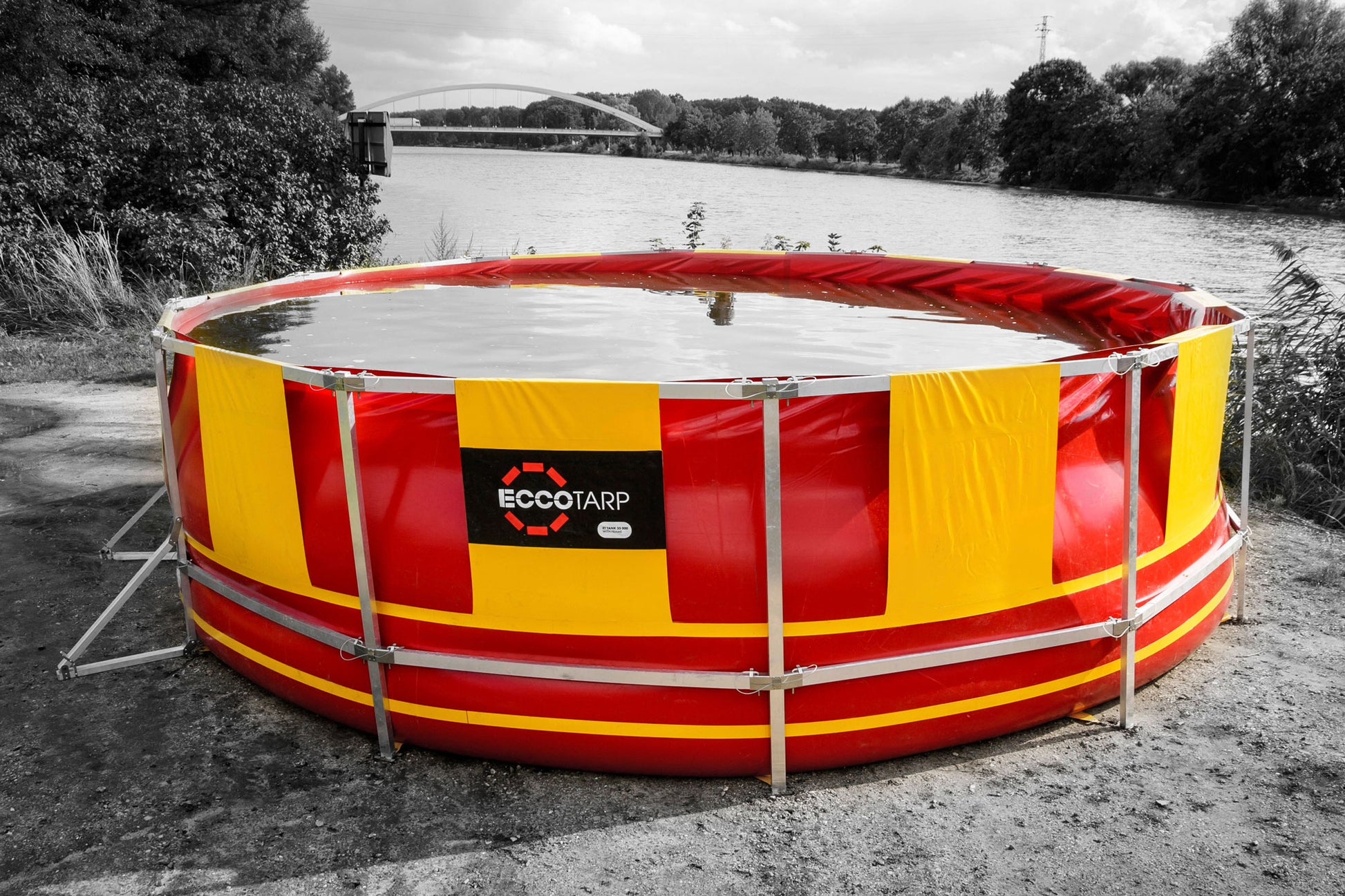 ECCOTARP högkapacitetstank hopfällbar struktur Folding Frame Tank snabbmontering låg vikt robust ram lättlegering rostfritt stål 5000-50000 liter bambi bucket helikopterbrandsläckning repumning svåråtkomliga platser PES PVC material kemikalieresistent oljebeständig -30°C till +70°C C52 fyllningsarmatur kulventil bottenuttag skyddsmatta max lutning 8% vertikala stöd bärande ben kompakt förpackning enkel hantering nödfallsvattenreservoir skogsbrand vattenförsörjning industriell uppsamling.
