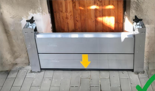 INOVA AL översvämningsskydd aluminiumbarriär lättviktigt översvämningsskydd robust mobilt översvämningsskydd skräddarsydd översvämningsbarriär certifierad 5 meter vattenpelare snabb montering översvämningsskydd privat uppfart industriell ingång linjär sträckor skydd mot skyfall hög motståndskraft låg vikt enpersonshantering aluminium och rostfritt stål lång livslängd demonterbar förvaring pall väggställ EPDM gummitätning mikroporös tröskeltätning ojämnheter 15 mm trycksättning tryckplattor flexibel översväm