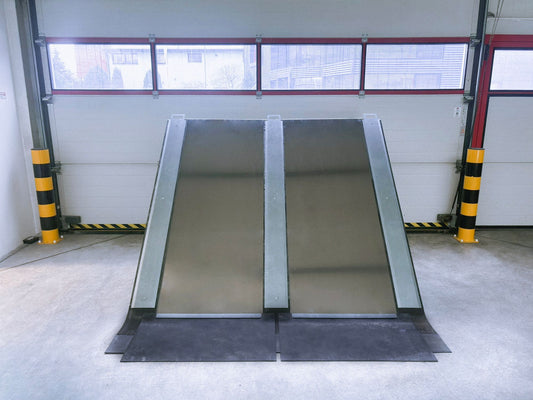  modulärt översvämningsskydd 
FLOM 1300 mobilt översvämningsskydd modulärt översvämningsskydd vattenflödesstyrning dämma upp avleda vattenflöden översvämningsskydd skyfallsskydd kommuner räddningstjänst industriområden lager snabb insats hög kapacitet maximal vattenhöjd 1300 mm barriärbredd 1200 mm modulavstånd 960 mm ingen permanent underkonstruktion återanvändbart översvämningsskydd asfalt grus gräs vattenunderlag transportabel barriär zinkblech aluminiumlegering FLOM H1300 flexibel mobil hög vattenkapaci