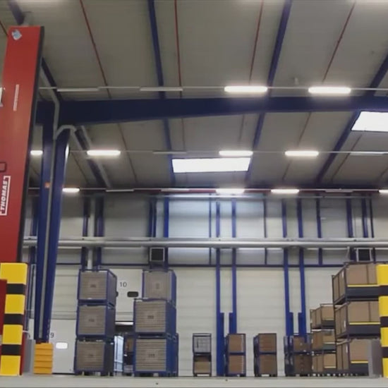 Automatiska släckvattenbarriärer Thomas Sys Tech FM Approved TÜV certifierad släckvattenbarriär brandsäker barriär kemikaliebeständig tätning PTFE PPA pulverlackerad RAL 3000 flammande röd korrosionsskydd elektropneumatisk styrning tryckluftslagring helautomatisk aktivering brandlarm potentialfri brytarkontakt optisk indikering grön röd akustisk varning nöddrift nödtillbrygga sänkta försäkringspremier FM Global VdS certifierad industriell barriär farligt gods lager logistikcenter lastkaj produktionsanläggni