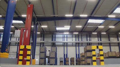 Automatiska släckvattenbarriärer Thomas Sys Tech FM Approved TÜV certifierad släckvattenbarriär brandsäker barriär kemikaliebeständig tätning PTFE PPA pulverlackerad RAL 3000 flammande röd korrosionsskydd elektropneumatisk styrning tryckluftslagring helautomatisk aktivering brandlarm potentialfri brytarkontakt optisk indikering grön röd akustisk varning nöddrift nödtillbrygga sänkta försäkringspremier FM Global VdS certifierad industriell barriär farligt gods lager logistikcenter lastkaj produktionsanläggni