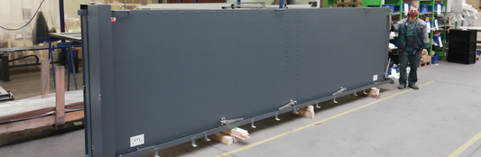 Vattentät grind skjutgrind översvämningsskydd skjutbart grindblad fast förankrade element slutkolonn styrkolonn tröskelprofil med lock vattentät skjutgrind tätningsprofil tätningsgummiprofil vattentät grind mot vatteninträngning grind för översvämningsskydd skena i marknivå tryckspakar för tätning vattentät marktröskel mobil vattentät grind öppningsbar översvämningsbarriär vattentätt skjutbart blad vattentät lösning för öppningar vattenbarriär för infart vattenskydd för körport tät grind för industriell anv